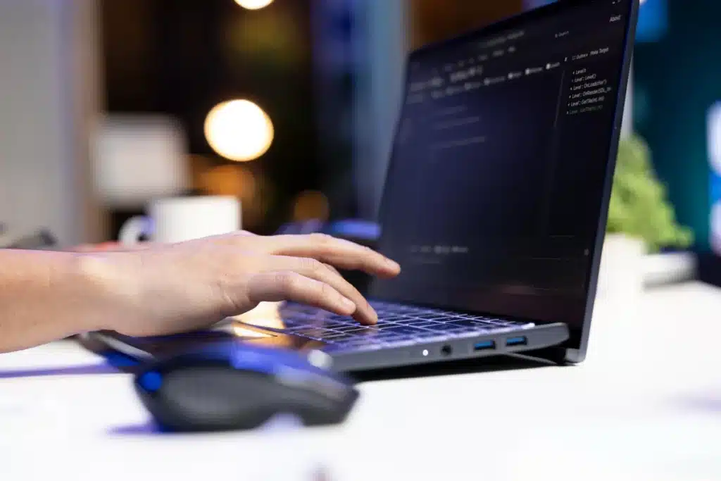 Pessoa programando em notebook com editor de código aberto na tela, exemplo de uso dos melhores notebooks para programar.