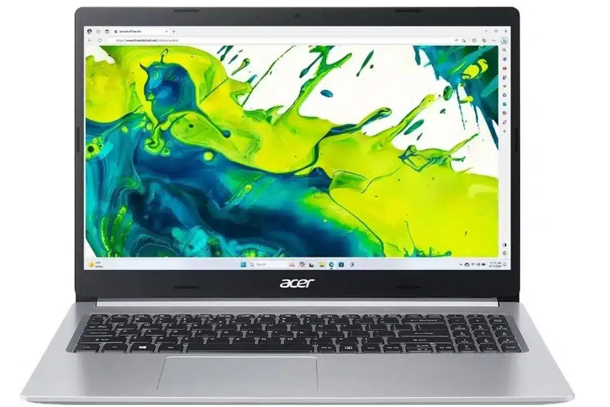 Acer Aspire 5 aberto, visto de frente, com acabamento prateado, teclado completo e tela exibindo uma imagem abstrata em tons de verde e azul.