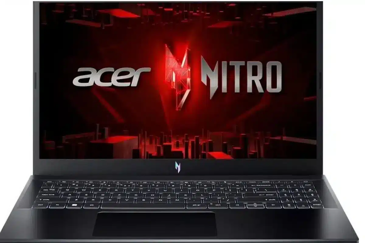 Acer Nitro V 15 aberto, visto de frente, com acabamento preto, teclado completo e tela exibindo a identidade visual da linha Nitro em tons de vermelho e preto.