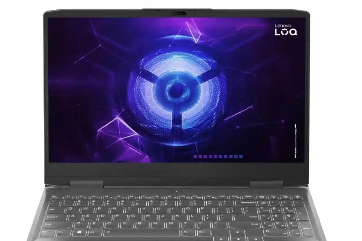Lenovo LOQ aberto, visto de frente, com acabamento escuro, teclado completo e tela exibindo arte gráfica em tons de roxo e azul.
