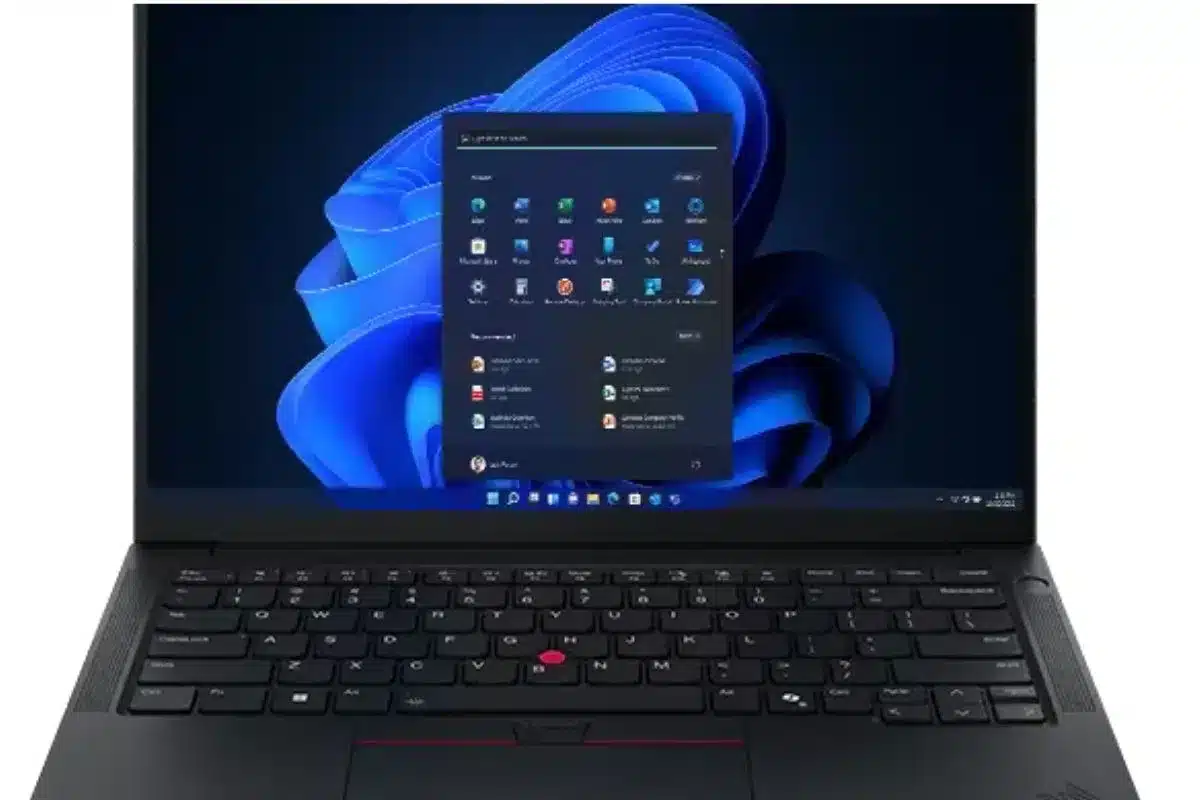 Lenovo ThinkPad E14 Gen 7 aberto, visto de frente, com acabamento preto, teclado com TrackPoint vermelho e tela exibindo a interface do Windows 11.