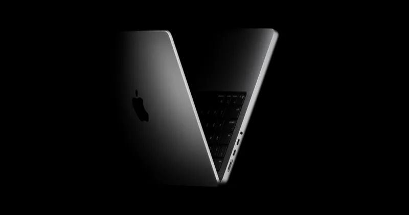 MacBook Pro de 16 polegadas entreaberto, visto de lado
